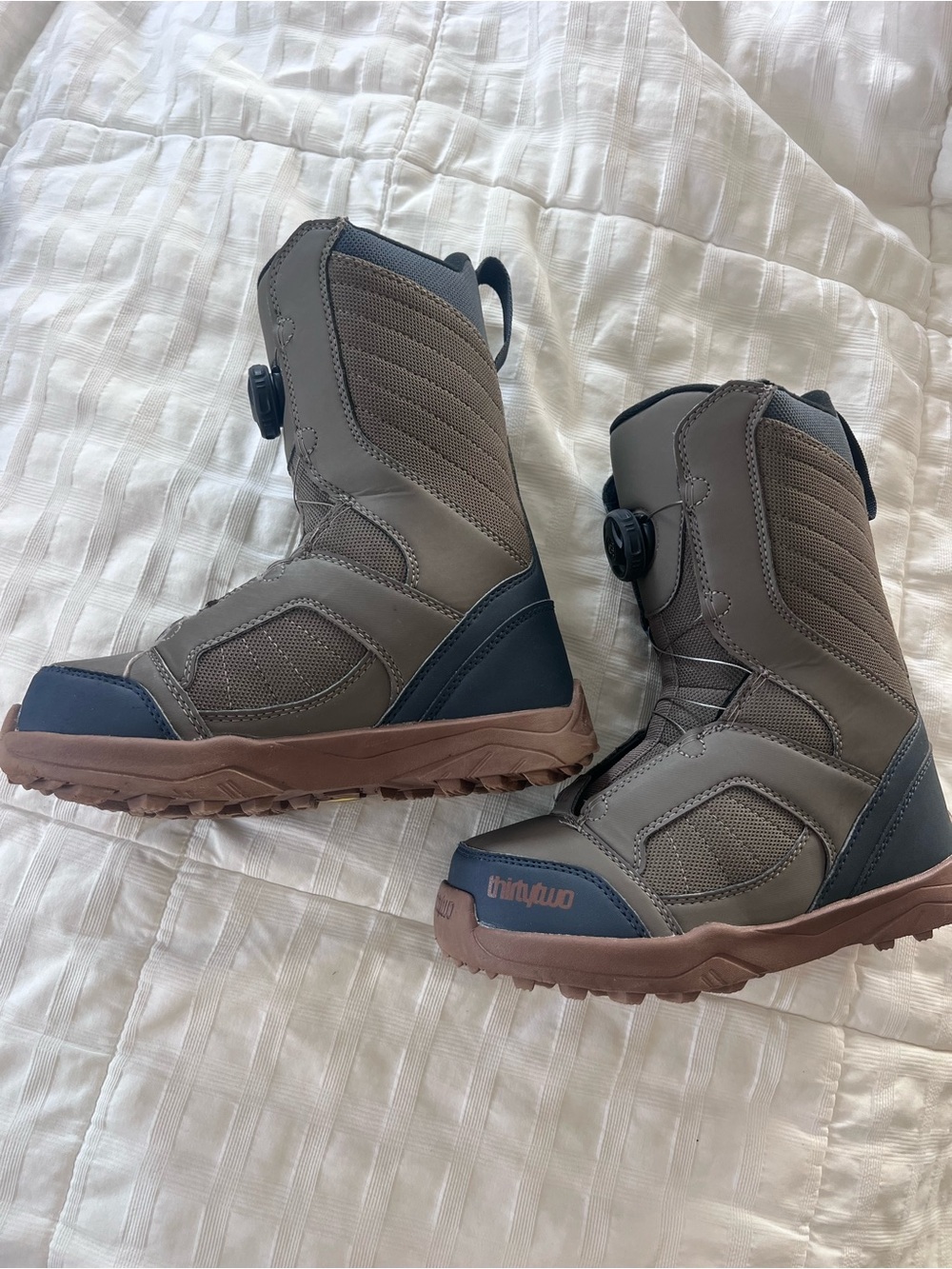 ThirtyTwo Kids BOA Snowboard Boots- size 4- blue and brown